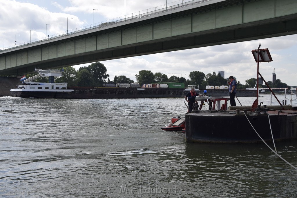 Uebung BF Taucher und Presse Koeln Zoobruecke Rhein P197.JPG - Miklos Laubert